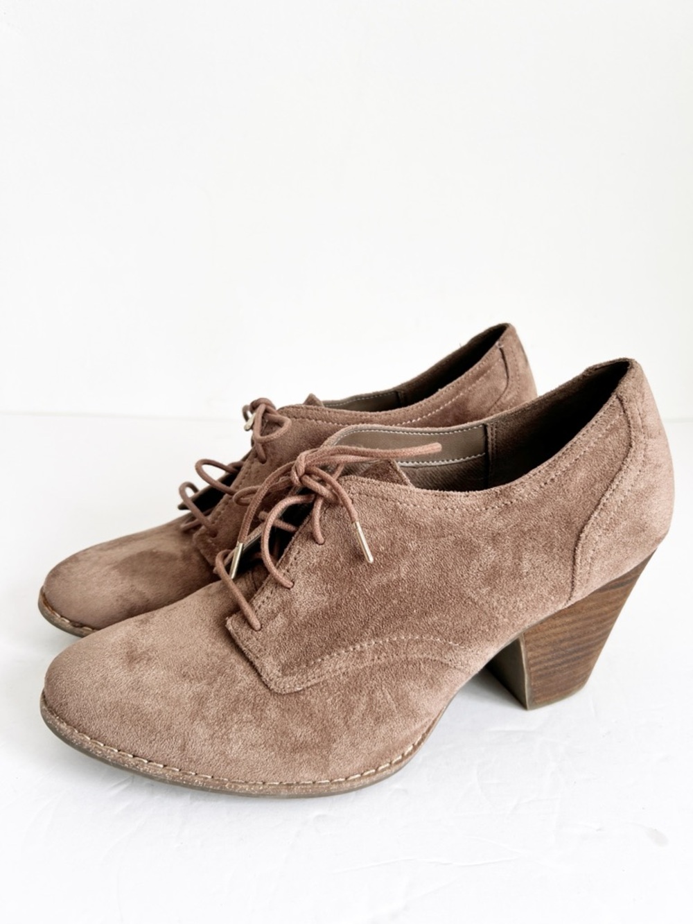 SZ 10 Dr. Scholl’s Suede Memory Foam Cool Fit Lace-Up Heel in Taupe